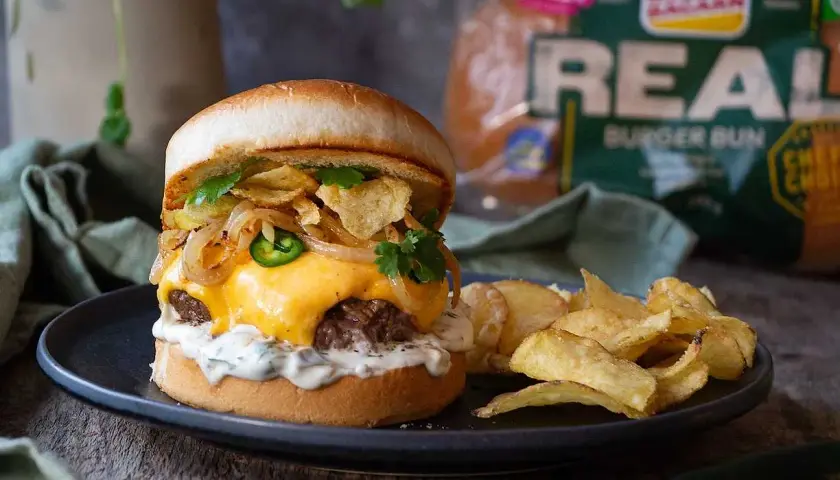 En saftig, hemmagjord hamburgare med smält ost, krispiga chips, jalapeños och lök. Serveras med pommes frites. En av de godaste hemmagjorda hamburgare du kan tänka dig!
