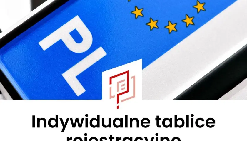 Zbliżenie na polską tablicę rejestracyjną z symbolem Unii Europejskiej i logo.