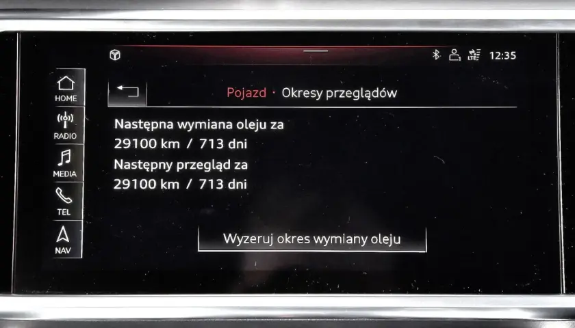 Wyświetlacz samochodu pokazuje, co ile wymieniac olej w aucie benzyna: za 29100 km lub 713 dni.
