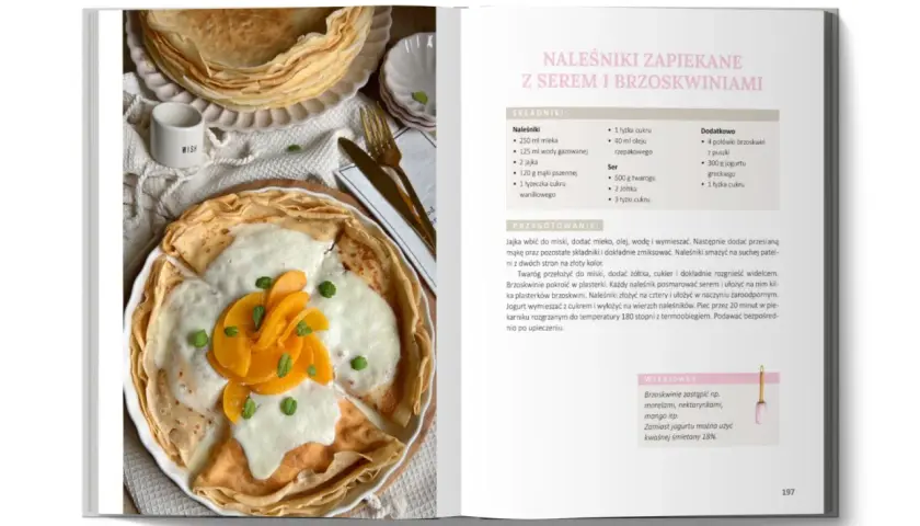 Naleśniki zapiekane z serem i brzoskwiniami, udekorowane plasterkami brzoskwini i miętą.