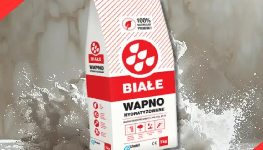 Białe wapno hydratyzowane w worku, otoczone chmurą pyłu. Naturalny produkt do budowy.