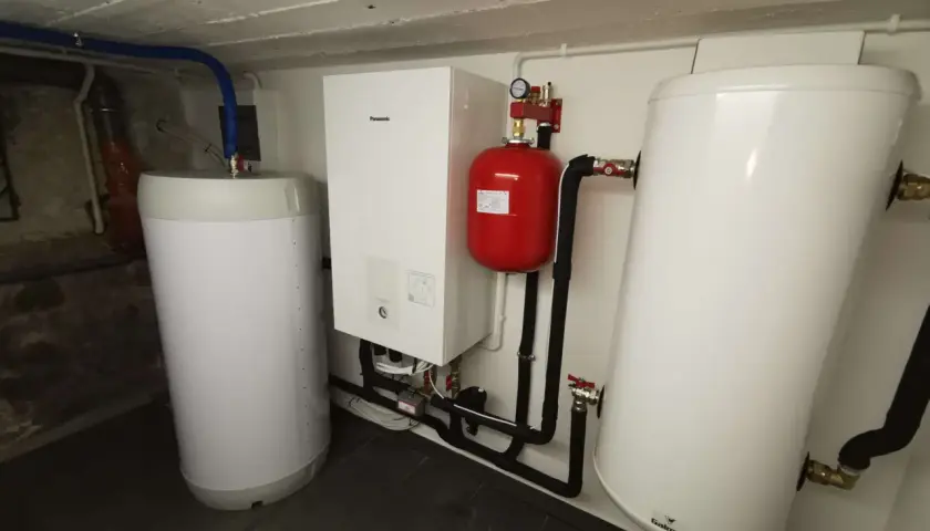 Instalacja pompy ciepła Panasonic z zasobnikiem. Dowiedz się, jak zmniejszyć taktowanie pompy ciepła Panasonic, aby zoptymalizować jej pracę.