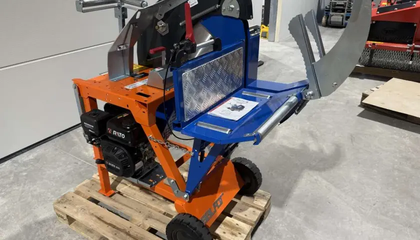 Wippsäge mit Benzinmotor und Förderband, bereit für den Holzeinschlag.