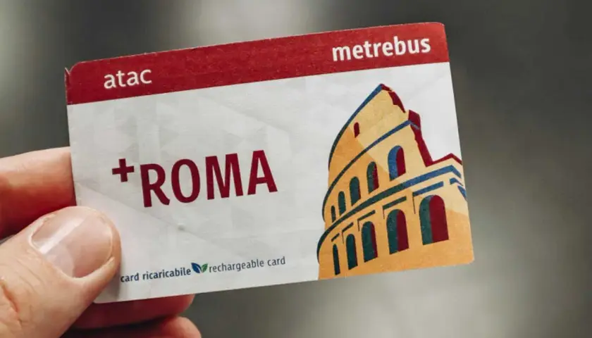 Carta Metrebus ATAC Roma con il Colosseo stilizzato. Ottima per conoscere il prezzo metro e muoversi in città.