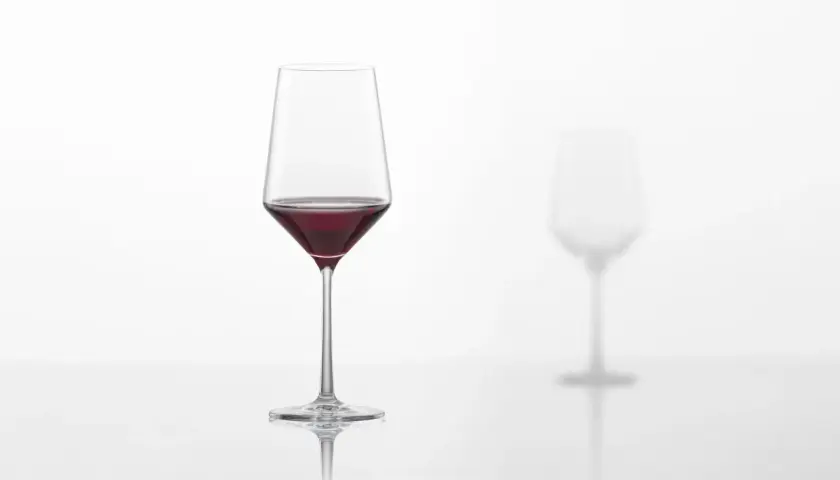 Verre de vin rouge, idéal pour déguster un Sauternes à la température parfaite.