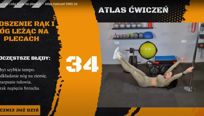 Kobieta wykonuje ćwiczenie unoszenia rąk i nóg leżąc na plecach. W tle siłownia z akcesoriami do treningu.