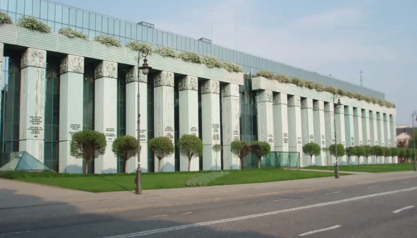 Imponujący budynek z kolumnami i zielenią, gdzie rozstrzygane są ważne sprawy. To właśnie tak wygląda sąd apelacyjny.