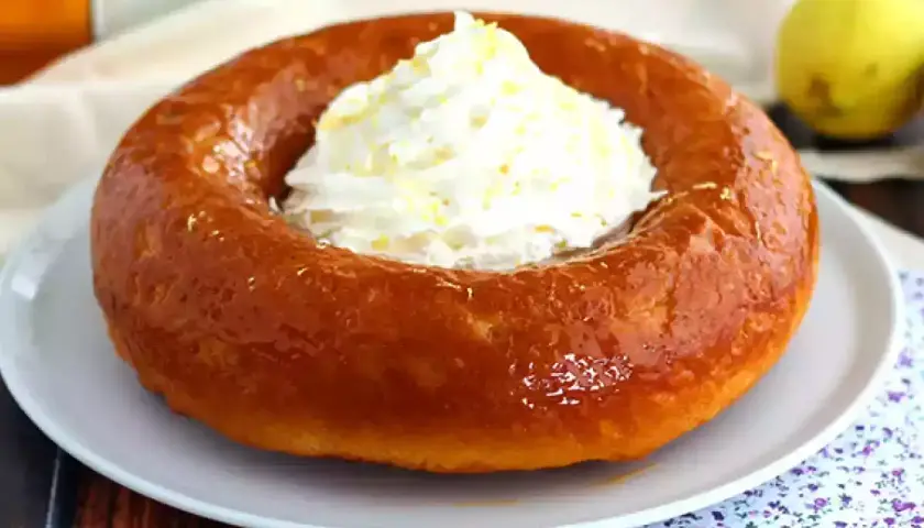 Babà soffice e dorato, pronto per essere gustato. Una ricetta perfetta per un dolce al cucchiaio.