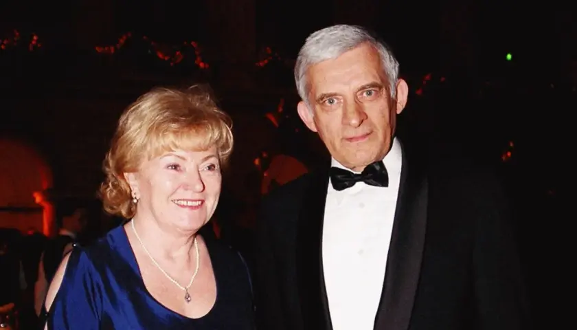 Jerzy Buzek z żoną Jolantą na eleganckim przyjęciu.