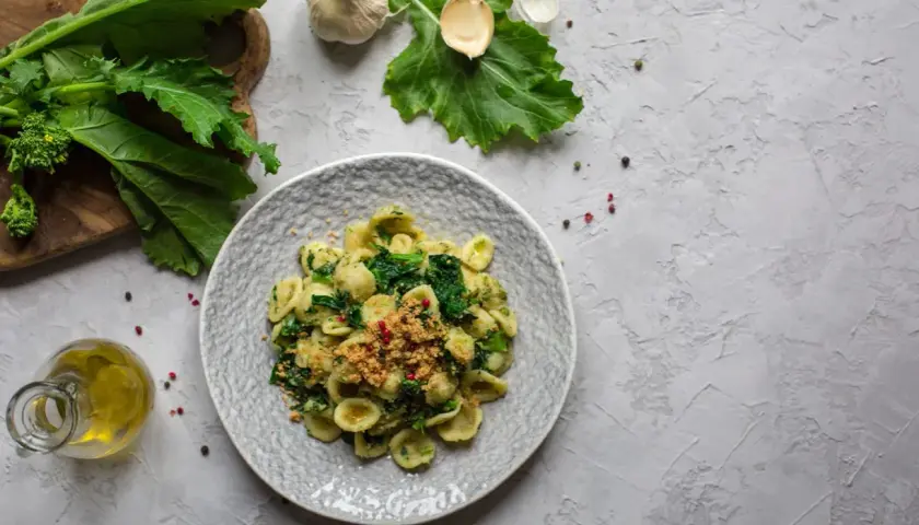 Orecchiette z zielonymi warzywami i okruszkami. Prosty orecchiette przepis na pyszny obiad.