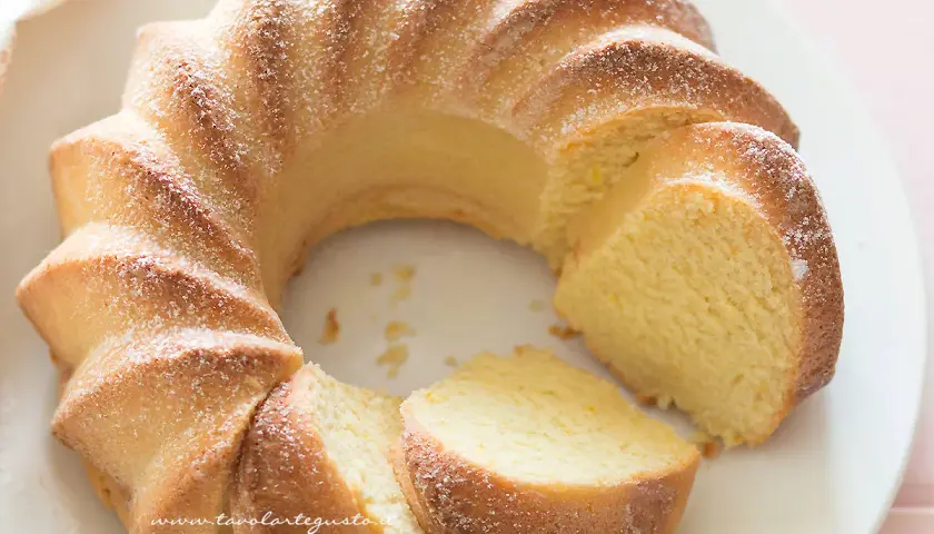 Una torta semplice, soffice e profumata, con una forma a ciambella e una spolverata di zucchero a velo. Perfetta per la colazione o la merenda.