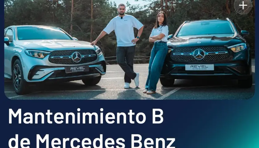 Dos personas posan junto a dos Mercedes Benz plateado y negro. El texto indica "Mantenimiento B de Mercedes Benz".