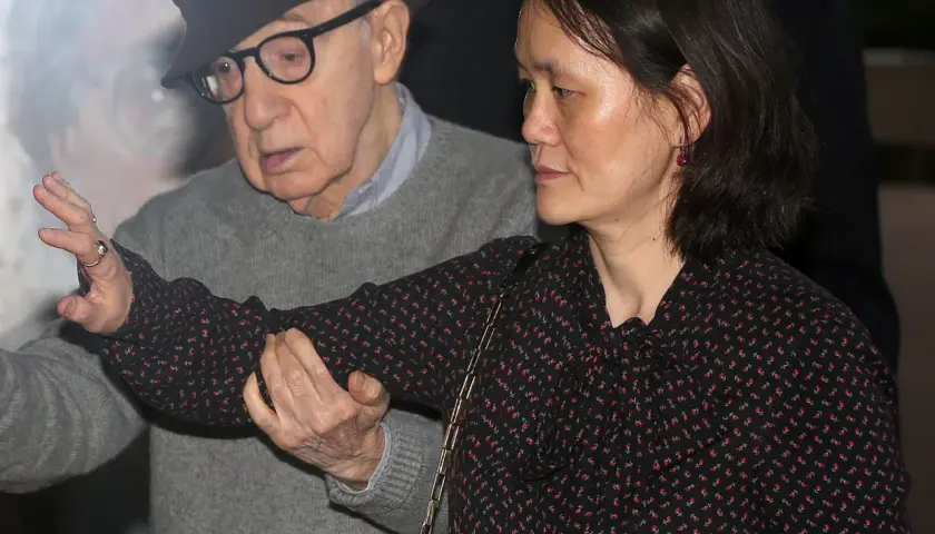 Woody Allen i jego żona, Soon-Yi Previn, w drodze na wydarzenie.