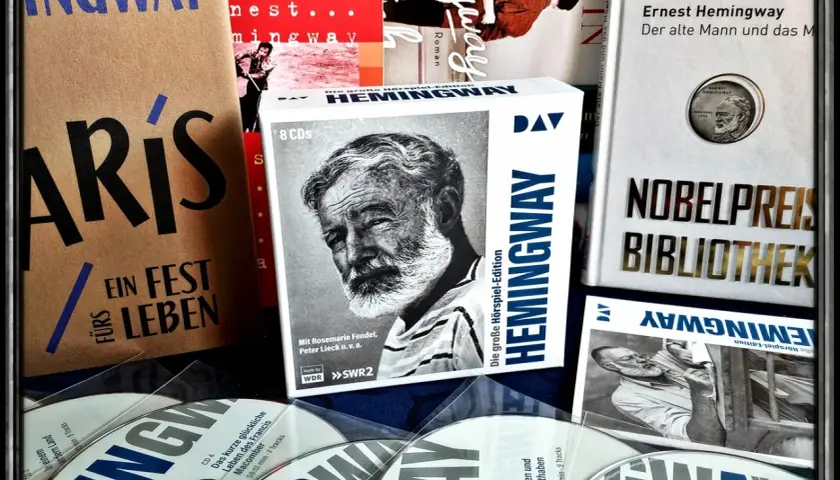 Ernest Hemingway, sein Werk und seine Ehepartnerin sind hier in einer Sammlung von Büchern und Hörspielen zu sehen.