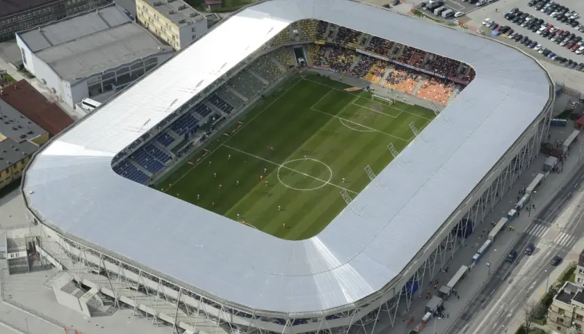Widok z lotu ptaka na stadion miejski w Bielsku-Białej podczas meczu.