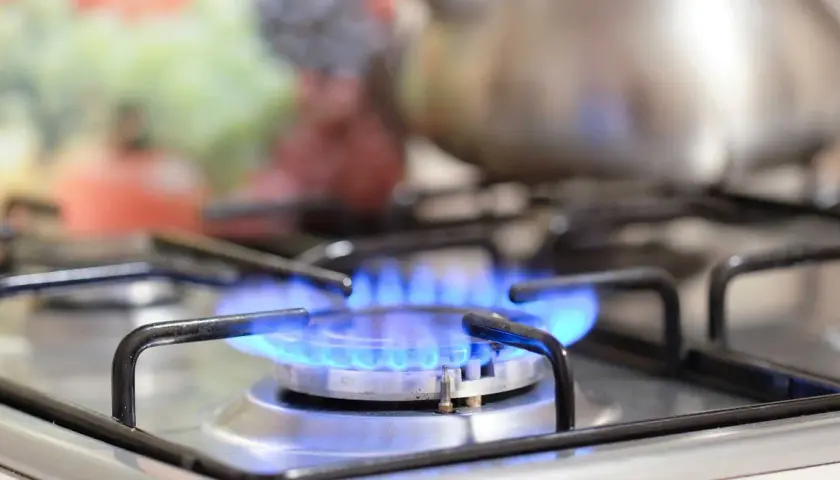 La llama azul de una estufa de butano arde intensamente. Es importante recordar que son peligrosas las estufas de butano si no se usan con precaución.