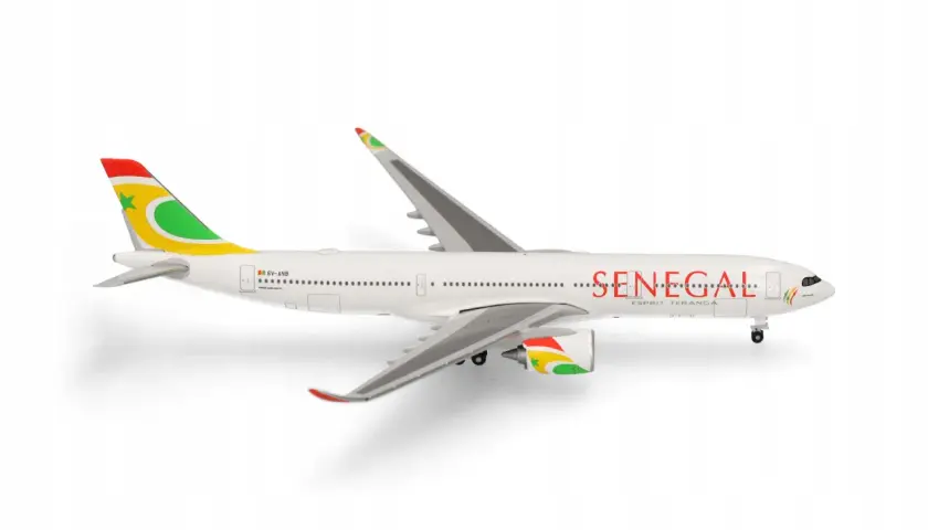 Model samolotu Airbus A330-900neo linii Senegal Airlines z charakterystycznym malowaniem i napisem "SENECAL".