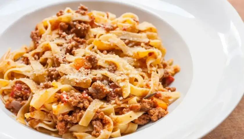Tagliatelle z bogatym ragout, posypane parmezanem. Idealny przepis na obiad.