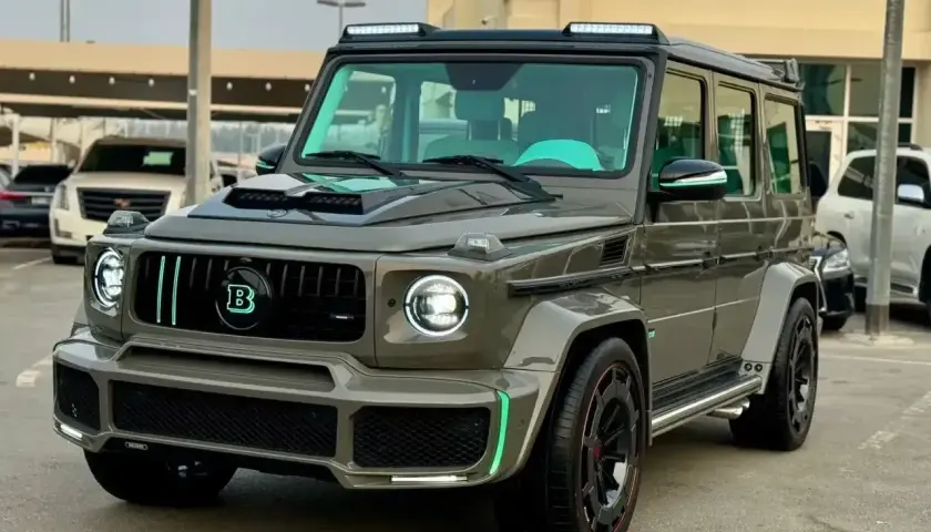 Szary Mercedes Brabus z neonowo-zielonymi akcentami i podświetlanym logo "B" na grillu.