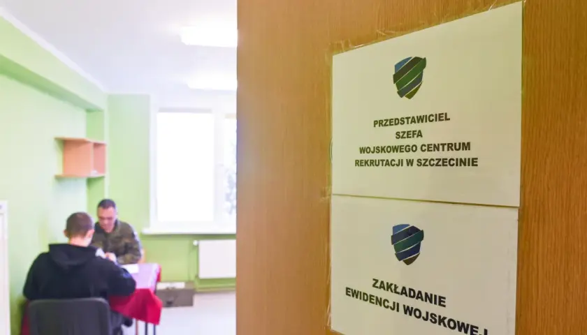 Wojewódzkie Centrum Rekrutacji w Szczecinie. Młody mężczyzna przechodzi kwalifikację wojskową, siedząc naprzeciwko urzędnika.