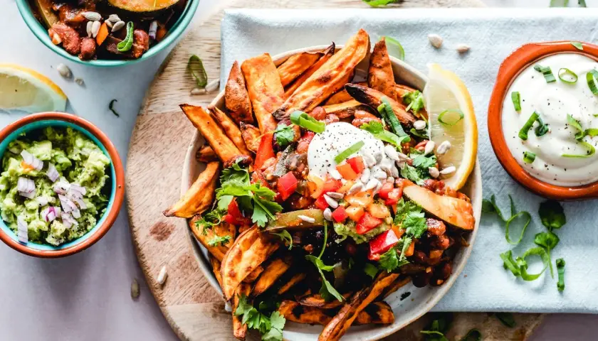 Pyszne frytki z batatów z salsą i guacamole. Idealne danie, gdy masz za wysokie triglicerydy, ale chcesz zjeść coś smacznego.