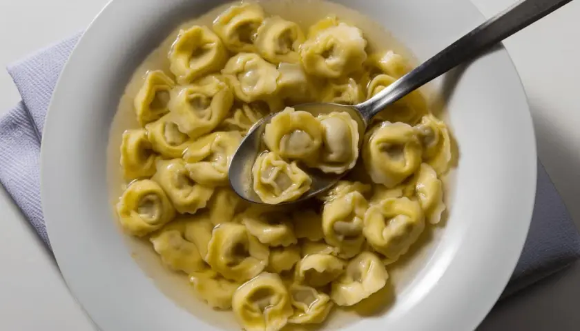 Tortellini in brodo, un classico da provare se ti chiedi cosa mangiare a Ravenna. Un piatto caldo e confortante.