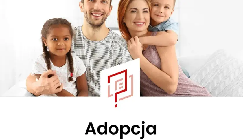 Szczęśliwa rodzina: rodzice z dwójką dzieci, chłopcem i dziewczynką. To piękny przykład przysposobienia dziecka.