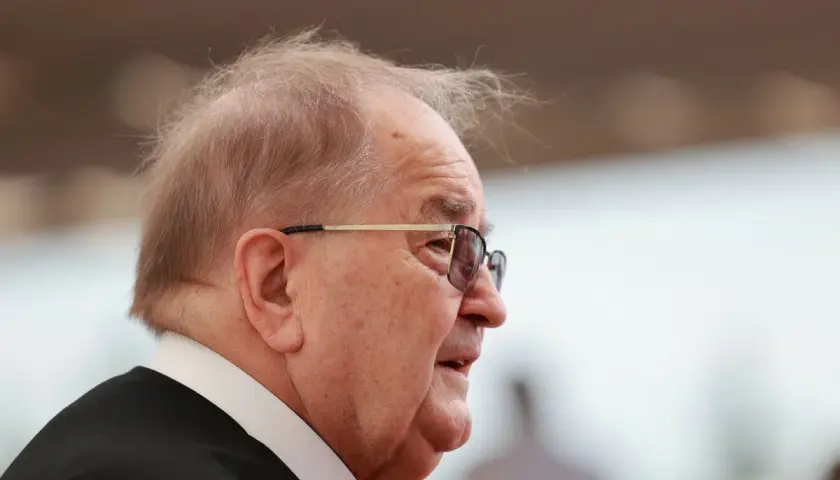 Portret starszego mężczyzny w okularach, z siwiejącymi włosami. To ksiądz Rydzyk, znany duchowny.