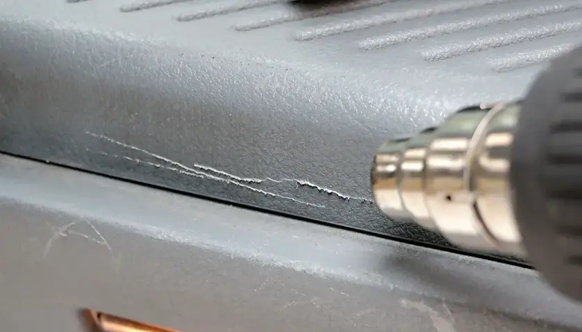 Naprawa porysowanego plastiku: gorące powietrze wygładza uszkodzenia.