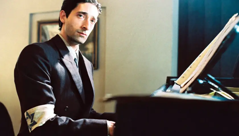 Adrien Brody jako Władysław Szpilman gra na pianinie w jednym z najsłynniejszych filmów Polańskiego.
