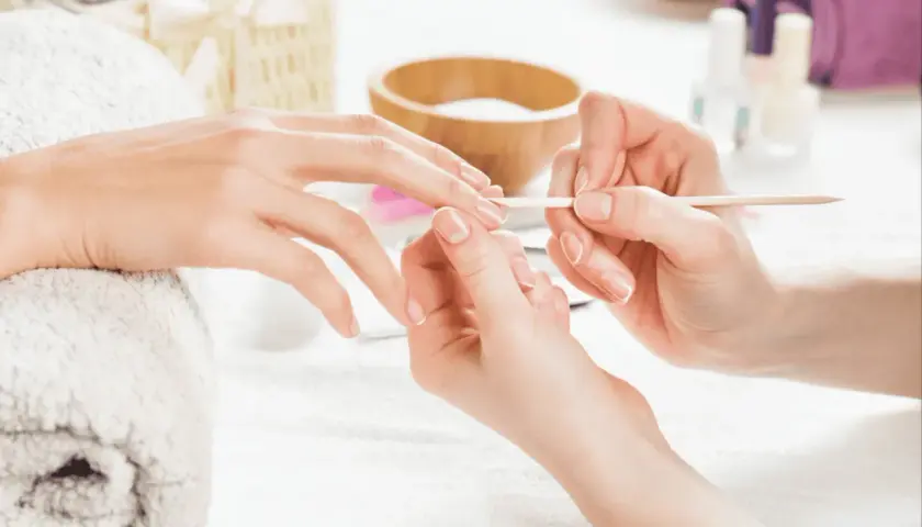Delikatne dłonie podczas manicure tytanowego. Uważaj na uczulenie, wybieraj sprawdzone salony.