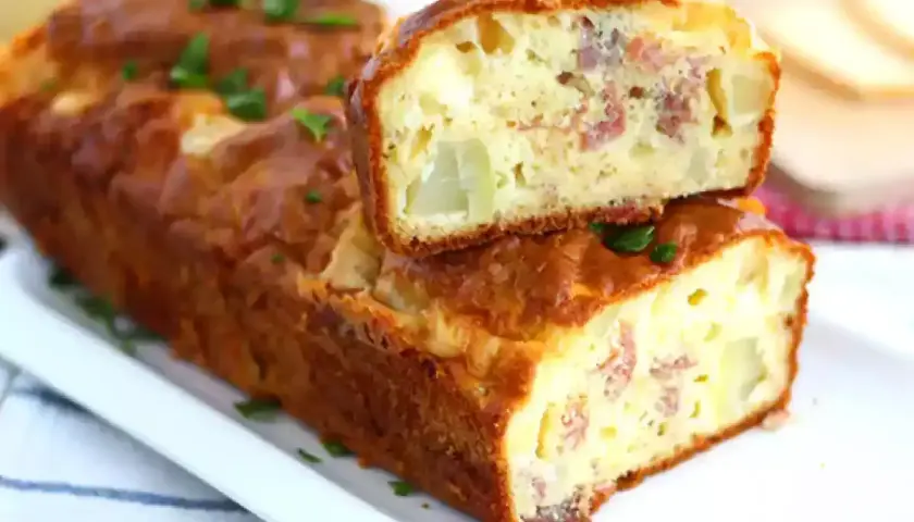 Savoureux cake salé, parfait pour savoir que faire avec des restes de fromage à raclette. Il est garni de lardons et de pommes de terre.