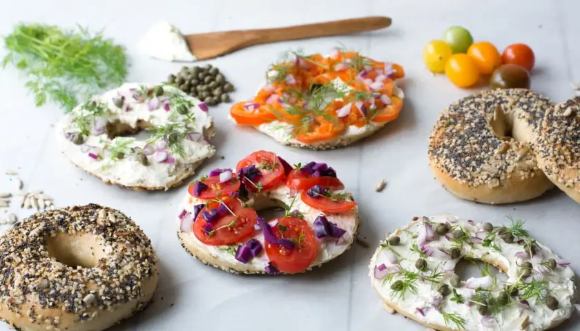 Färgglada bagels med krämig topping, tomat, lök och dill. Ett härligt bagels recept för frukost eller brunch.