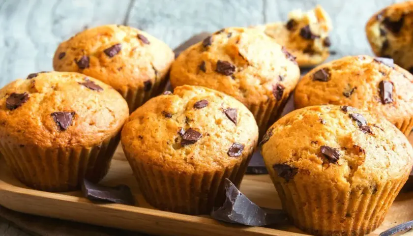 Puszyste muffinki z kawałkami czekolady, idealne na każdy przepis na wilgotne i puszyste muffinki.