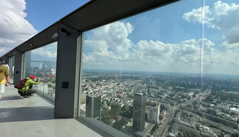 Widok z tarasu widokowego Varso Tower na panoramę Warszawy.