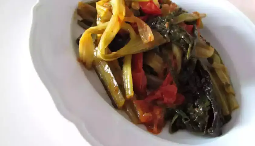 Cicoria in padella con pomodoro, un contorno saporito e salutare, pronto per essere gustato.