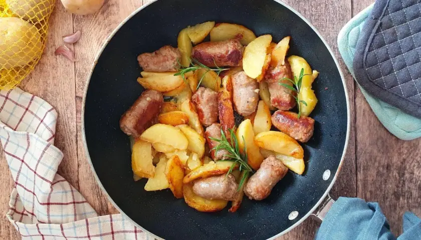 Salsiccia e patate in padella, un piatto rustico e saporito, con rosmarino fresco.