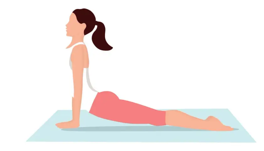 Kvinna i yogapositionen "uppåtgående hund", som kan hjälpa till att lindra solar plexus ångest.