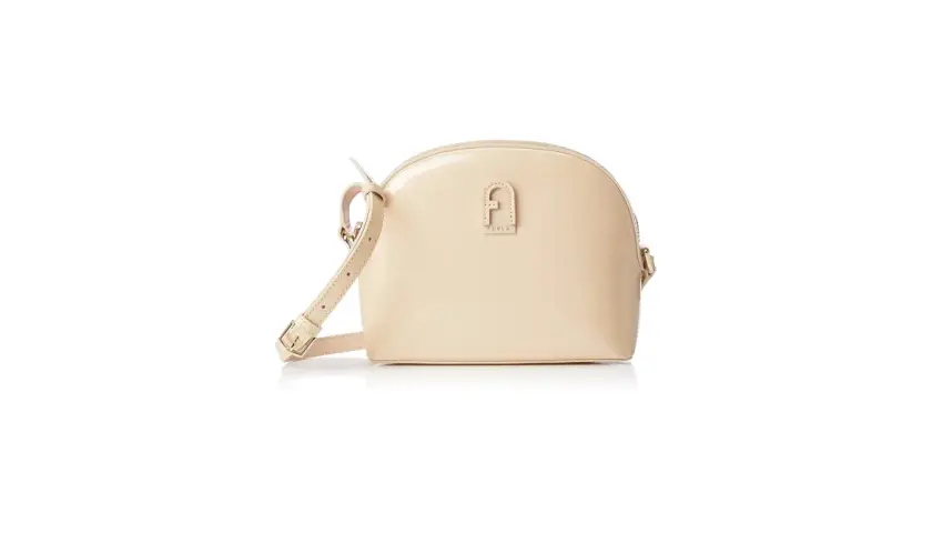 Beżowa torebka na ramię marki Furla, z charakterystycznym logo. Furla to włoska marka znana z eleganckich akcesoriów.