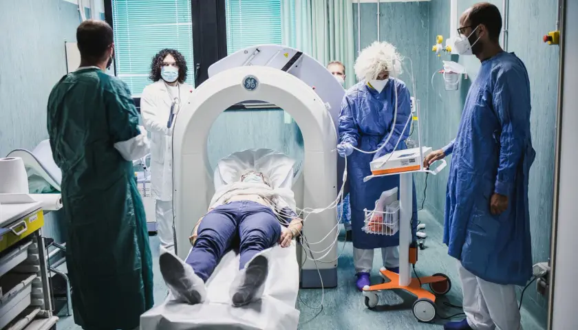 Personale medico in sala PET, un ambiente dove la dedizione del medico nucleare stipendio è fondamentale per la salute.