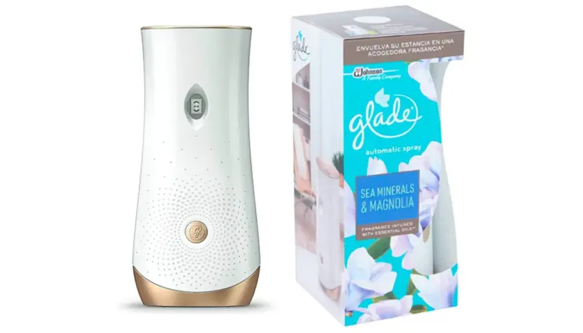 Dispensador Glade automático Sea Minerals & Magnolia. Su diseño permite que los olores suban o bajen, creando un ambiente acogedor.