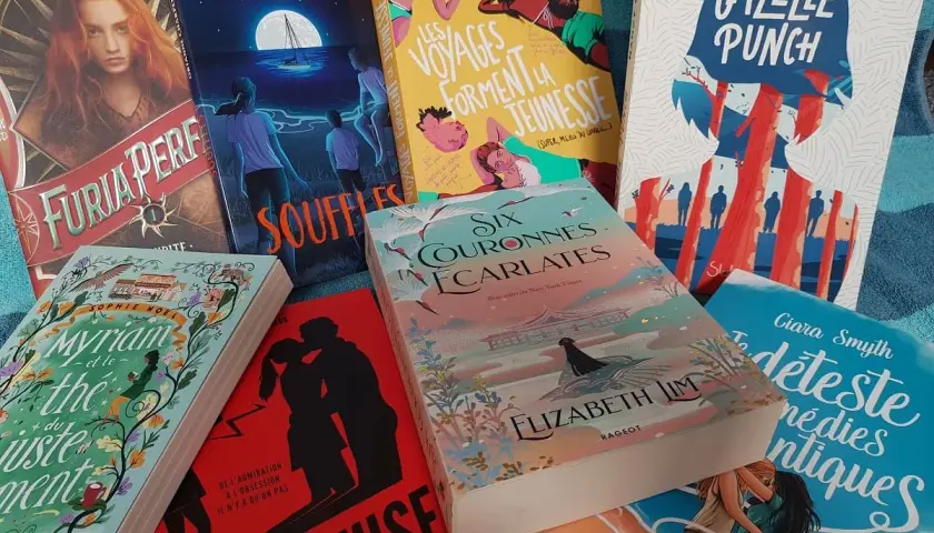 Pile de livres pour adolescents aux couvertures colorées et intrigantes, prêts à emporter les jeunes lecteurs dans des aventures fantastiques.