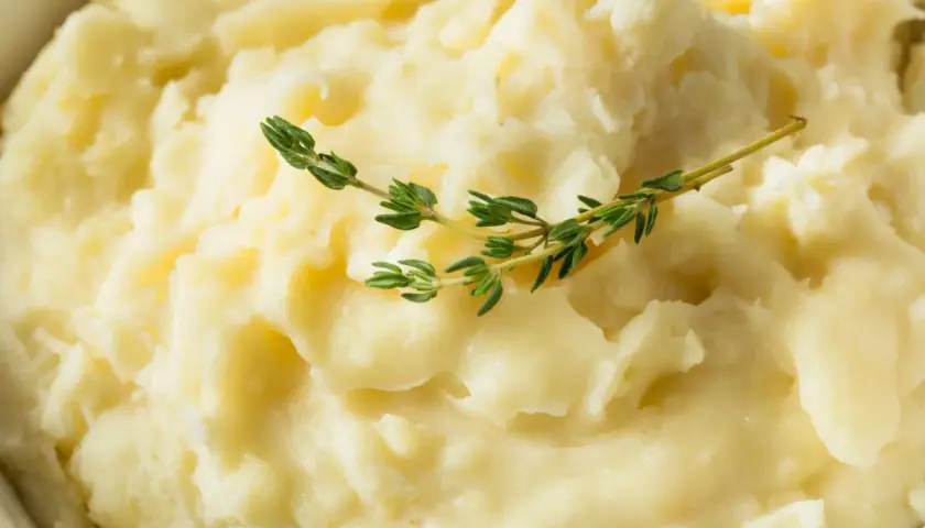 Puszyste puree ziemniaczane, idealne do podania. Dowiedz się, jak zrobić puree z ziemniaków krok po kroku.