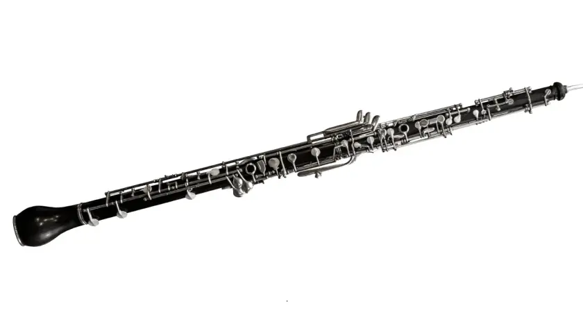Elegancki, czarny obój z metalowymi klapami, angielski instrument muzyczny, gotowy do wydobycia pięknych melodii.