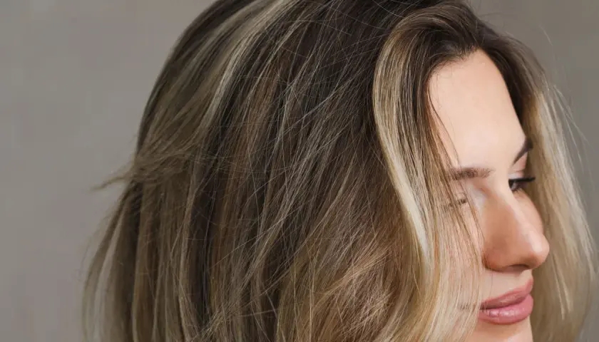 Mechas melting en cabello rubio y castaño, creando un efecto degradado natural.