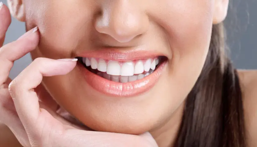 Sorriso smagliante, ma cosa non fare dopo la pulizia dei denti? Evita cibi e bevande coloranti per mantenere il bianco.