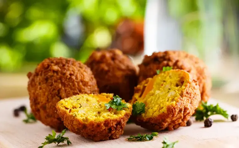 Falafel kebab co to? Odkryj smaki i korzyści wegetariańskiej alternatywy