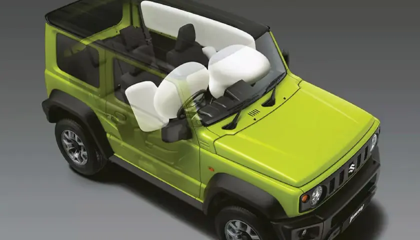 El Suzuki Jimny muestra sus airbags SRS desplegados, protegiendo a los ocupantes.