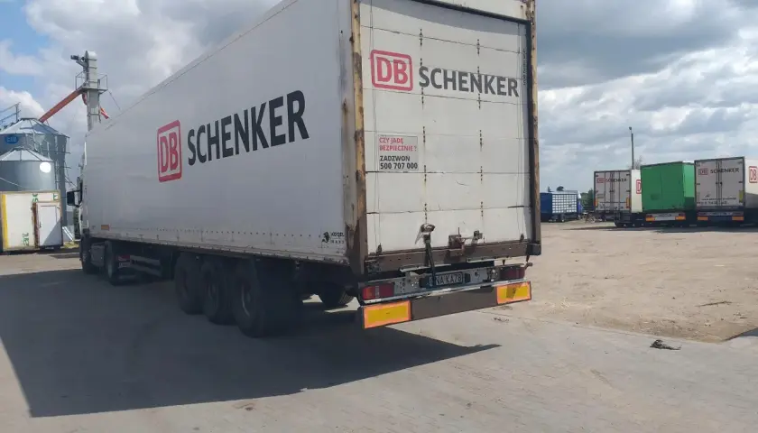 Koffer naczepa co to jest - poznaj jej zalety i zastosowania w transporcie