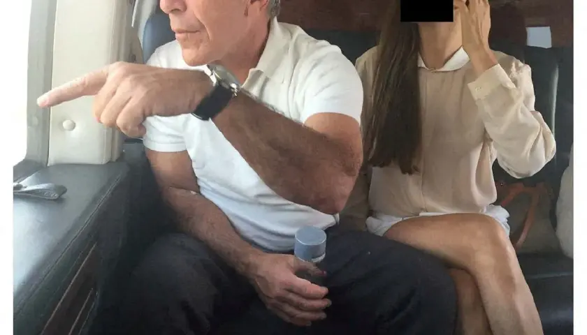 Mężczyzna wskazuje palcem na zewnątrz, siedząc obok kobiety. Czy to dowód, że Epstein żyje?
